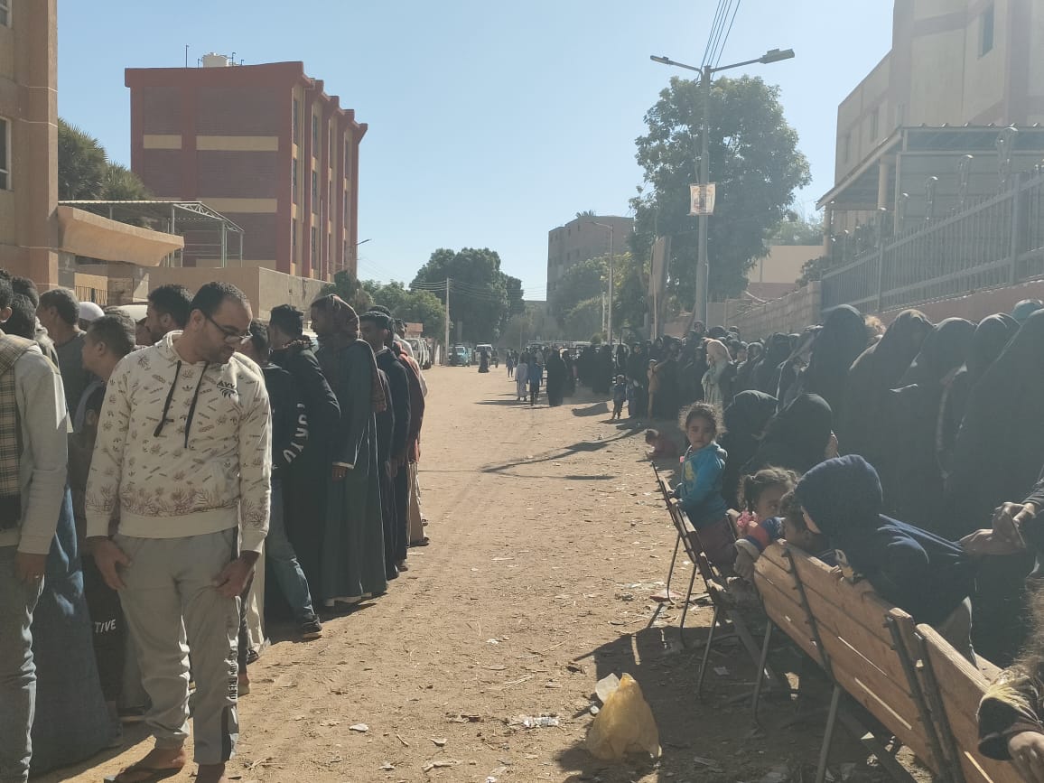 طوابير السيدات والإقبال الكبير بمدرسة النجوع بحرى الإبتدائية