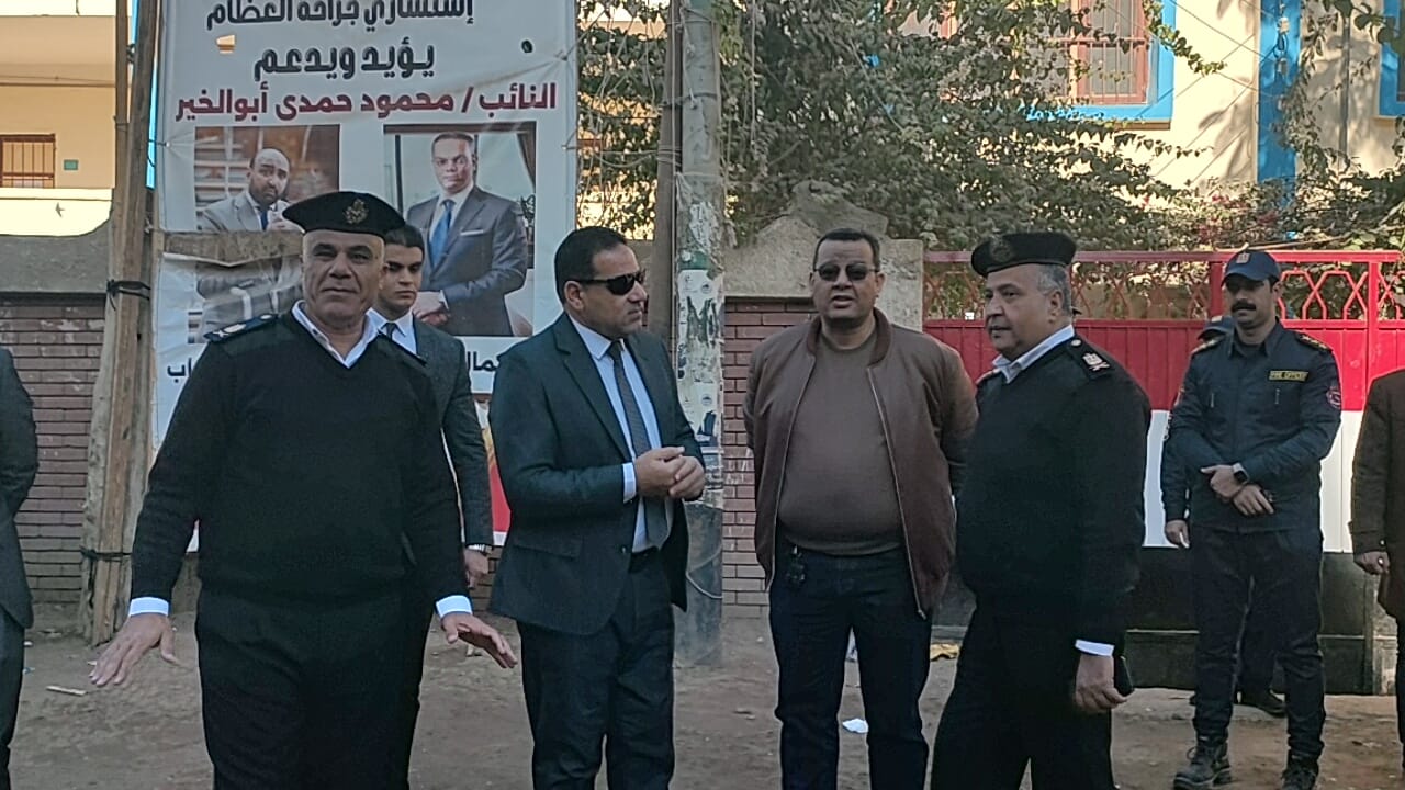 مدير أمن سوهاج يتفقد لجان انتخابات مجلس النواب بالدائرة السابعة (2)