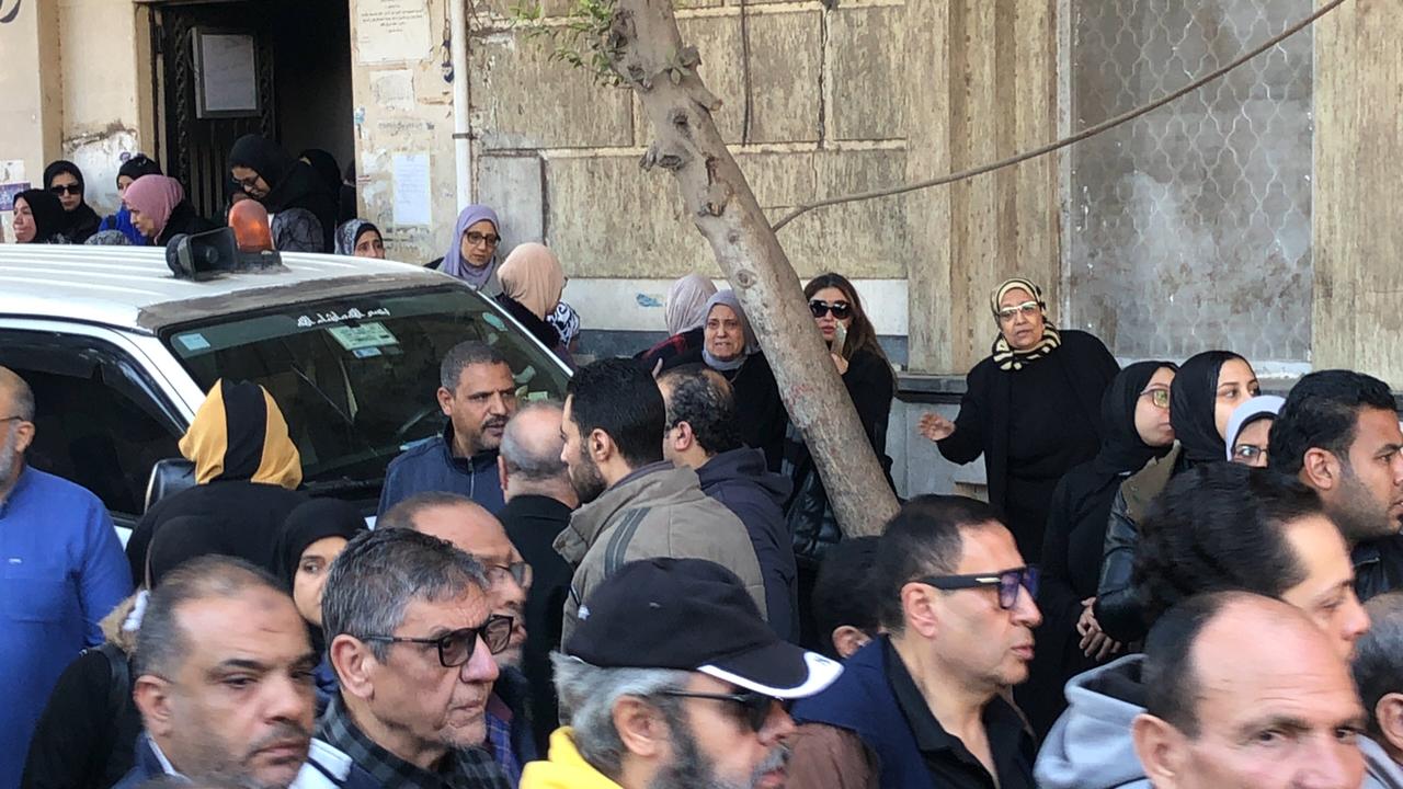 العشرات يشيعون جنازة والد الشاعر عمرو حسن حما الفناة غادة رجب بطنطا (1)