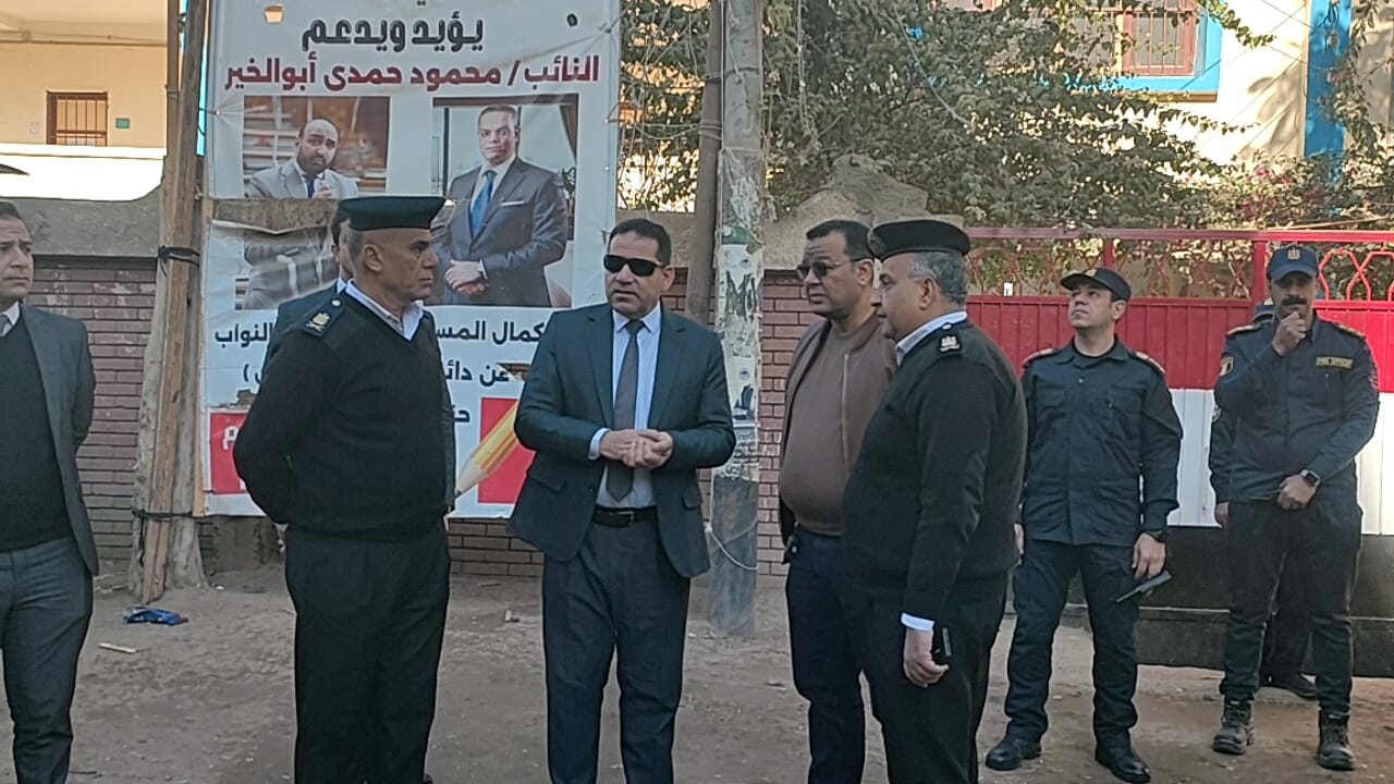 مدير أمن سوهاج يتفقد لجان انتخابات مجلس النواب بالدائرة السابعة (4)