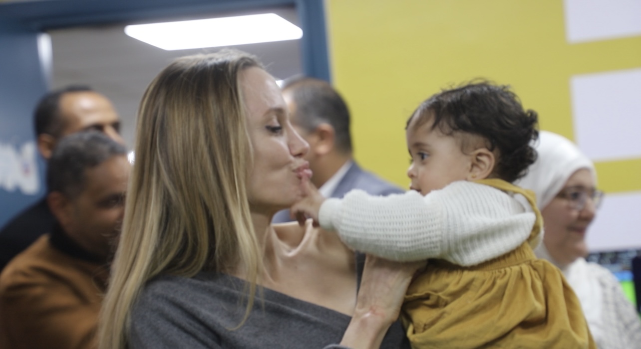 الطفله شمس التي خطفت قلب انجلينا الطفله شمس التي خطفت قلب انجلينا