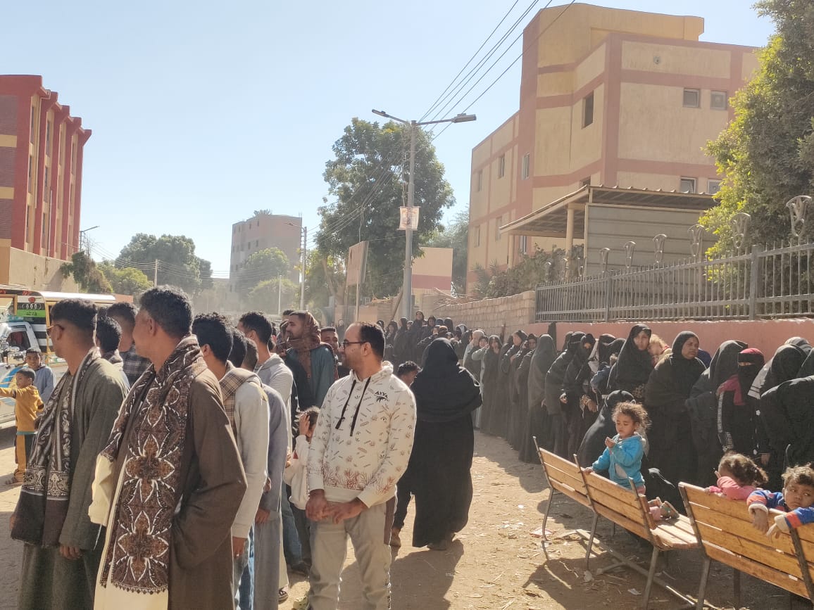 طوابير السيدات على لجان مركز إسنا