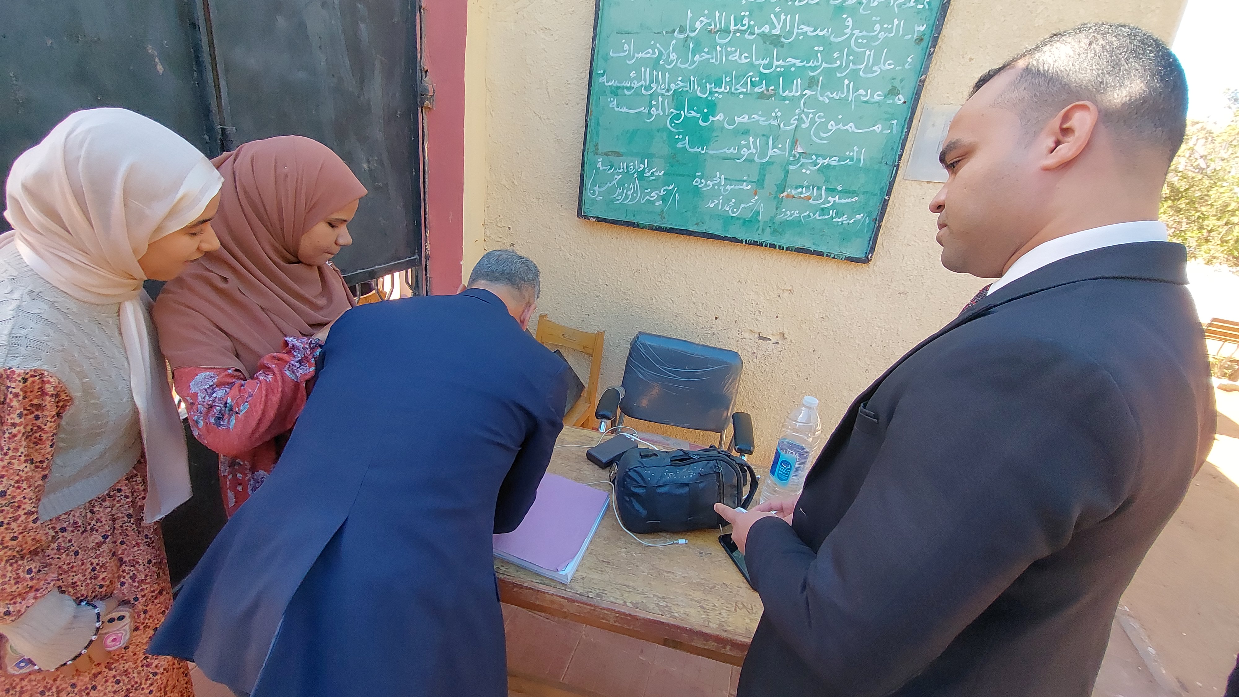 رئيس لجنة انتخابية بالوادى الجديد يخرج لناخبة من ذوى الهمم (2)