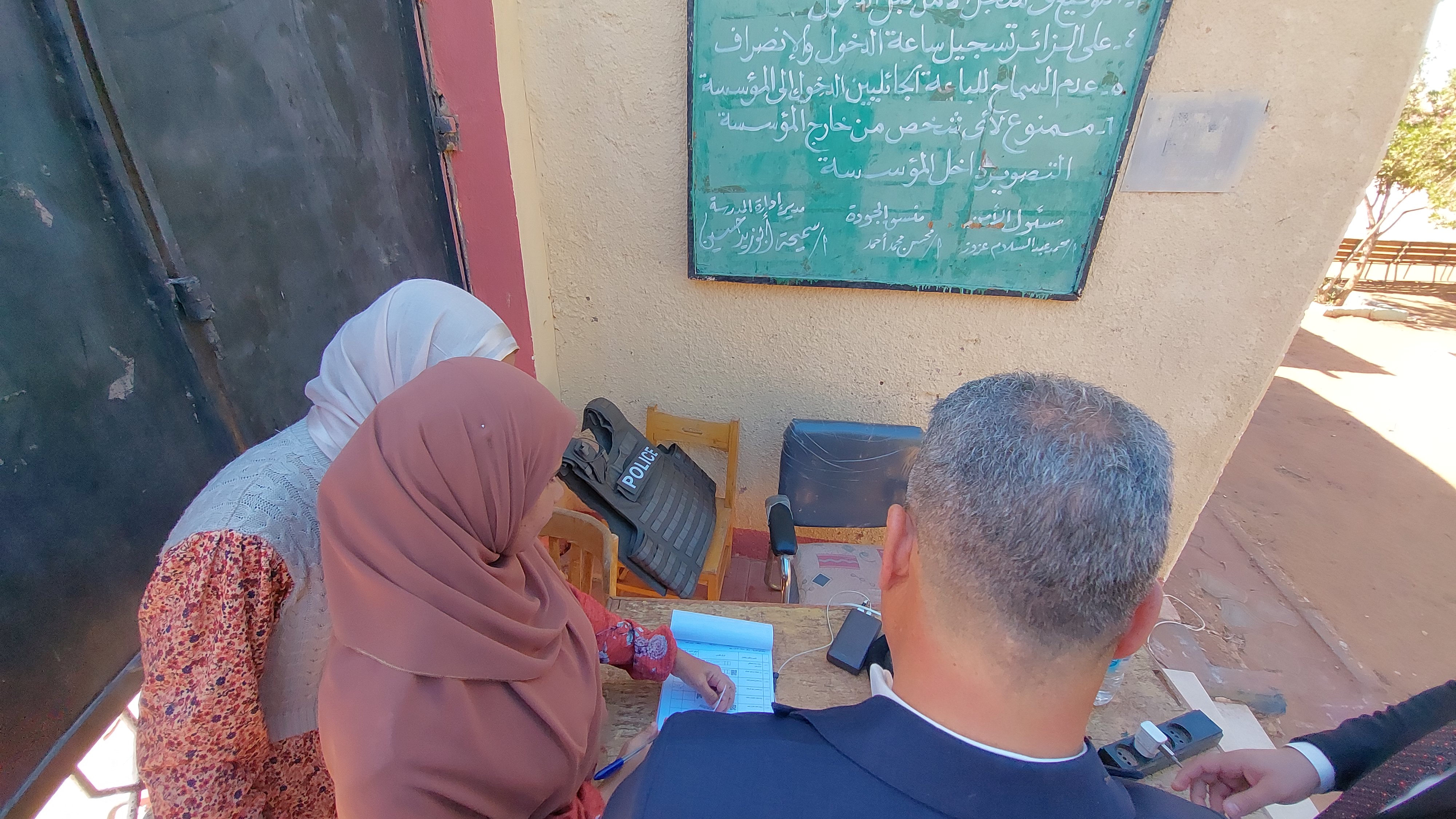 رئيس لجنة انتخابية بالوادى الجديد يخرج لناخبة من ذوى الهمم (3)