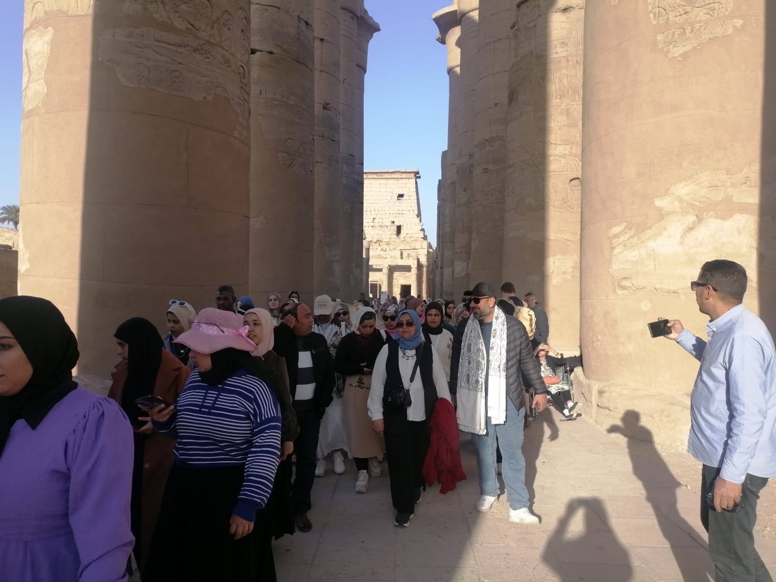 الفتيات تتعرف على مراحل ترميم معبد الأقصر والتماثيل الموجودة به