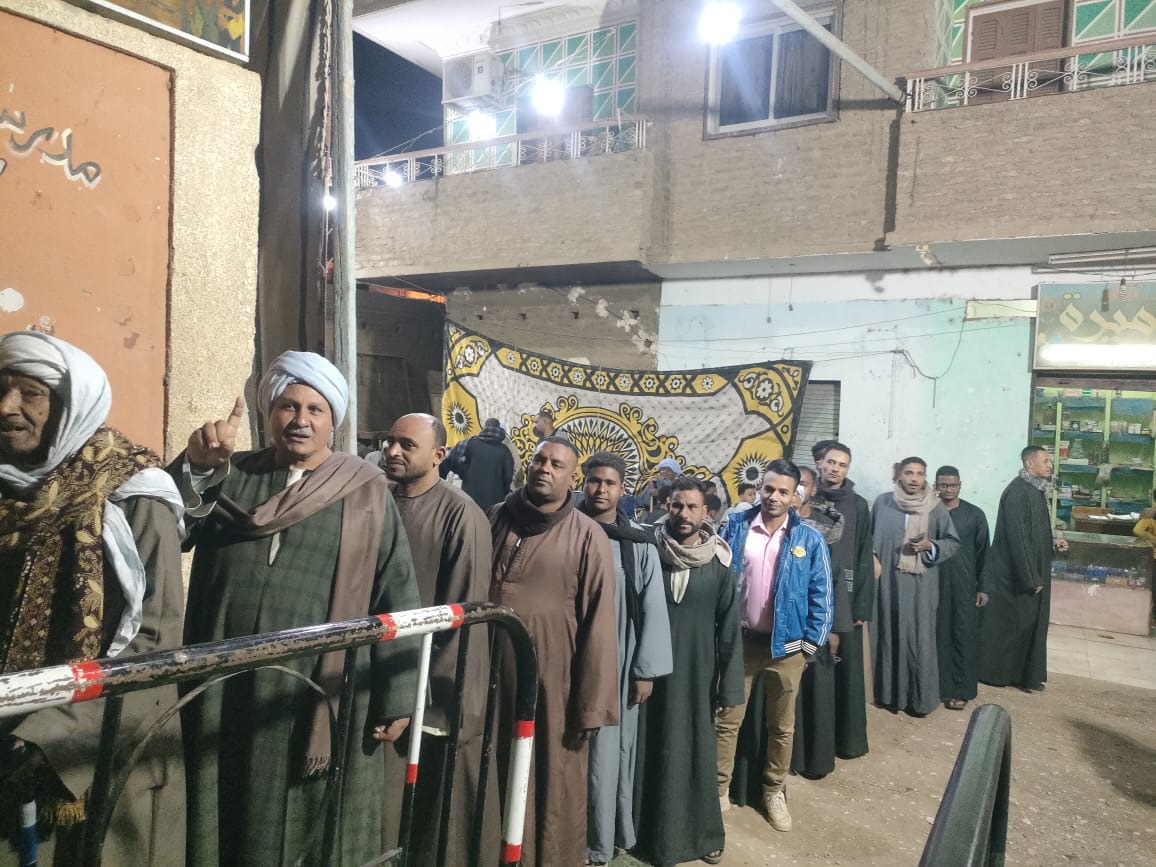زيادة إقبال الناخبين مساء على لجان قرية النمسا جنوب الأقصر