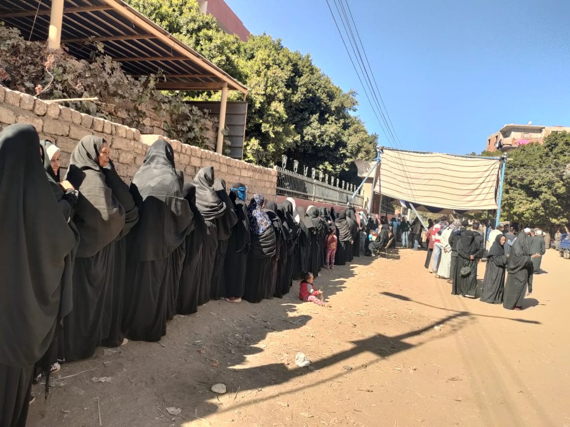 توافد طوابير من السيدات على لجان مركز إسنا بالأقصر