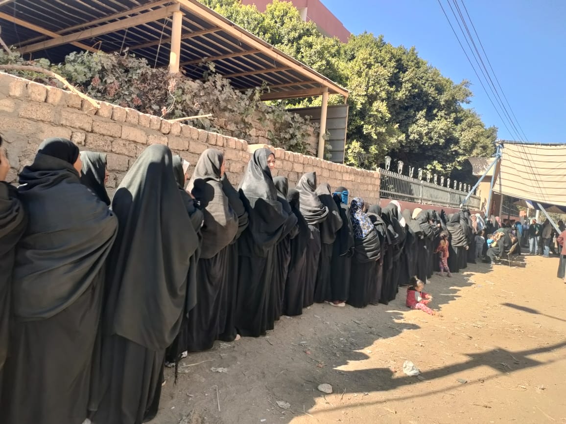 طوابير من السيدات على لجان مدرسة النجوع بحرى بإسنا