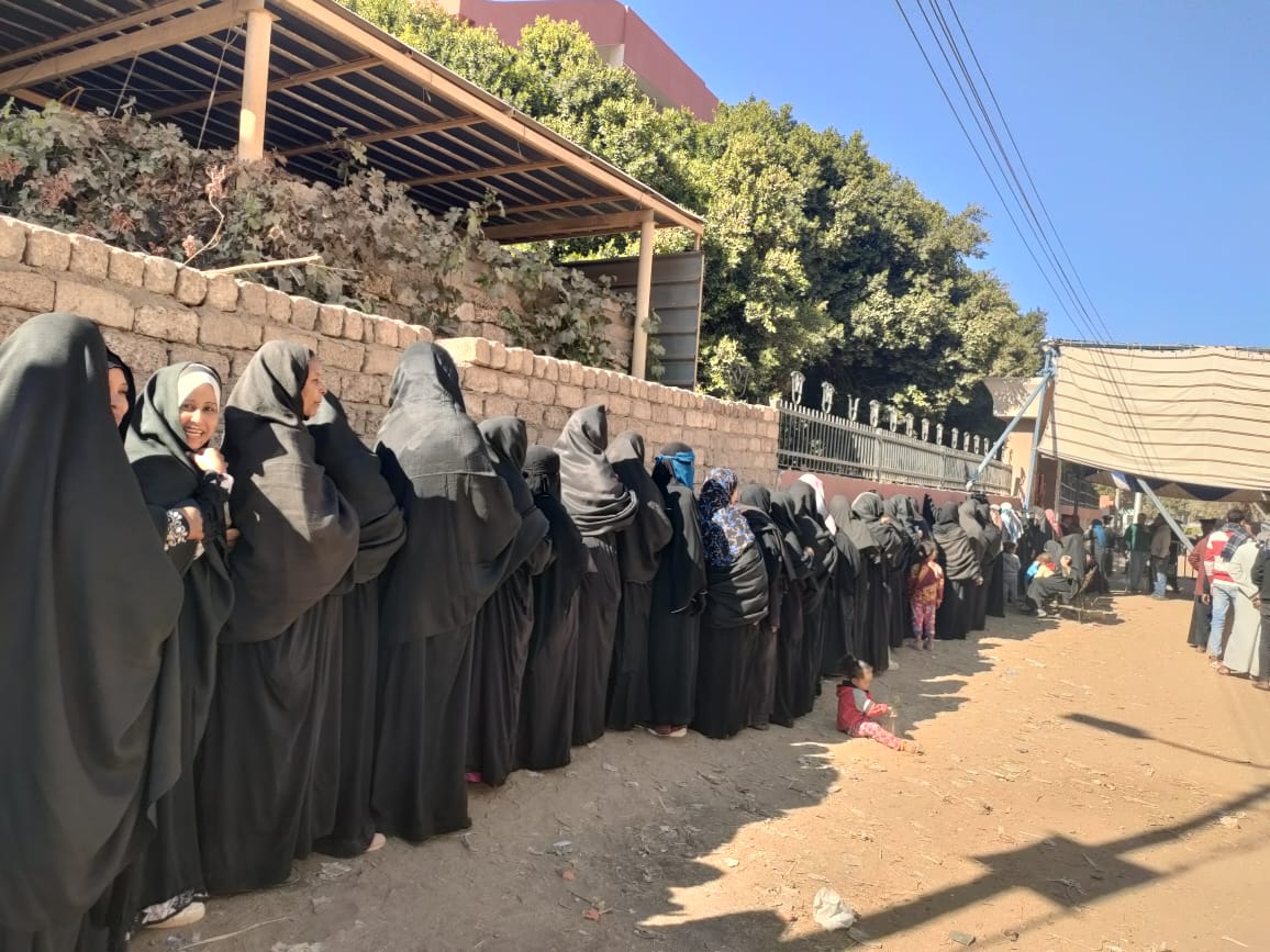 جانب من التوافد النسائي على لجان مركز إسنا