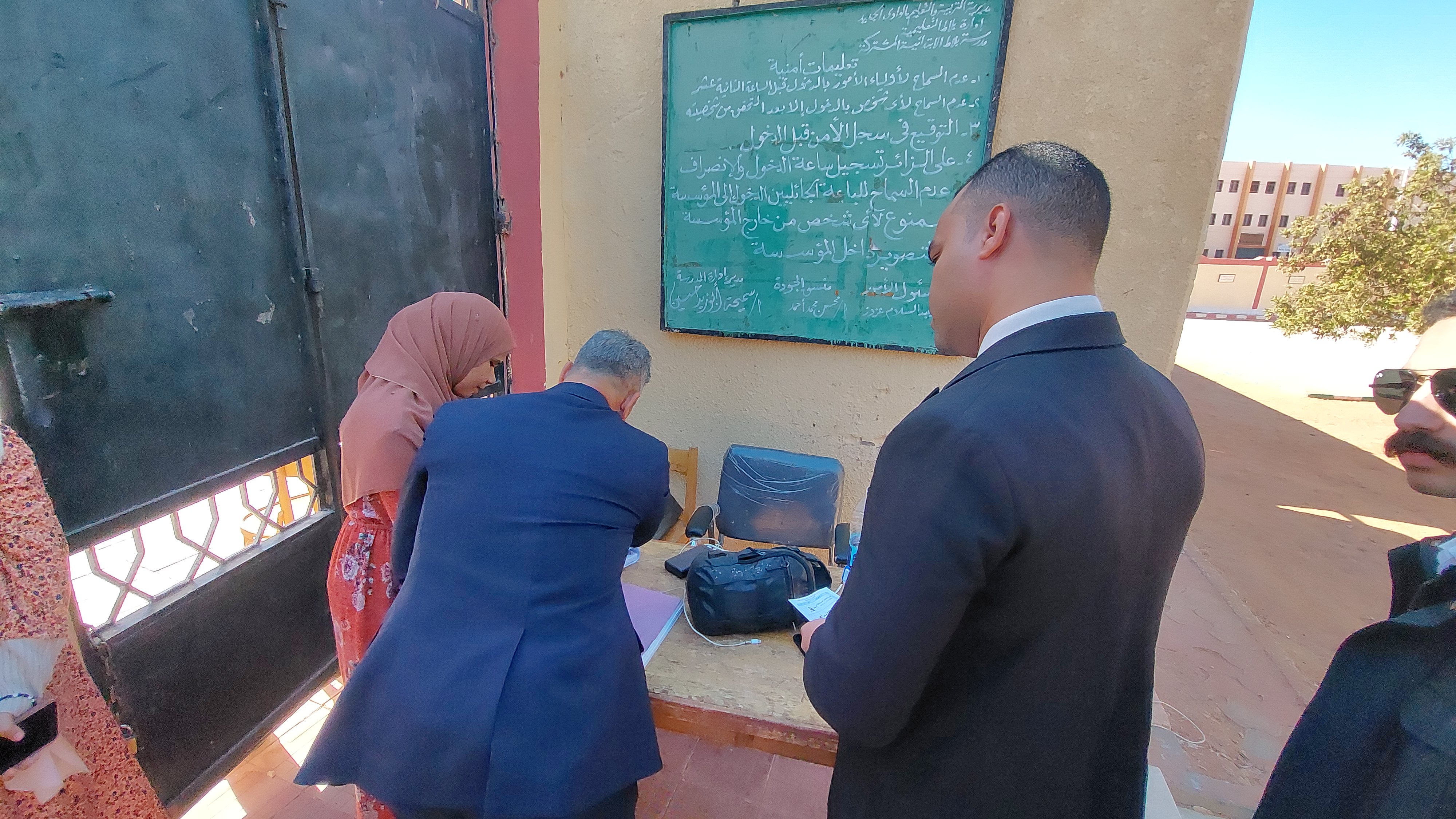 رئيس لجنة انتخابية بالوادى الجديد يخرج لناخبة من ذوى الهمم (1)