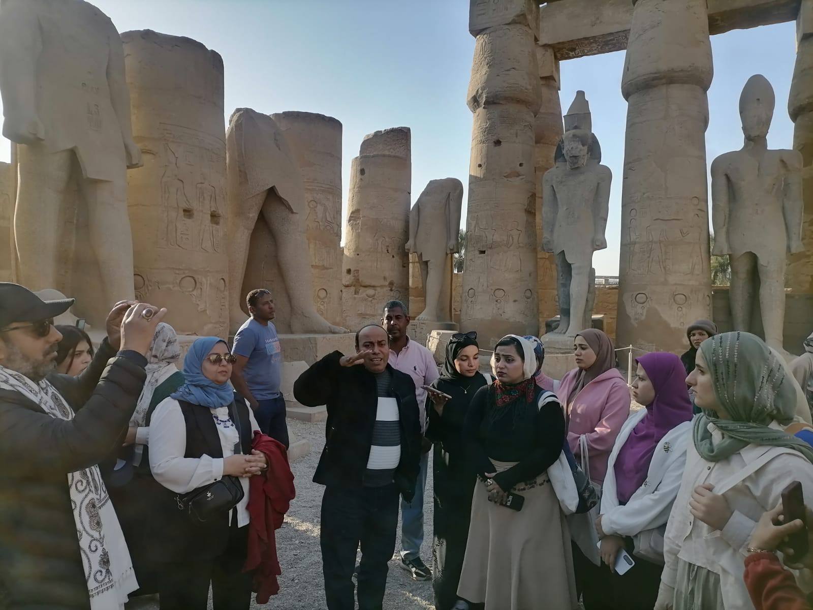 الجولة بدأت بالتعرف علي تاريخ الصرح الأثرى في معبد الأقصر