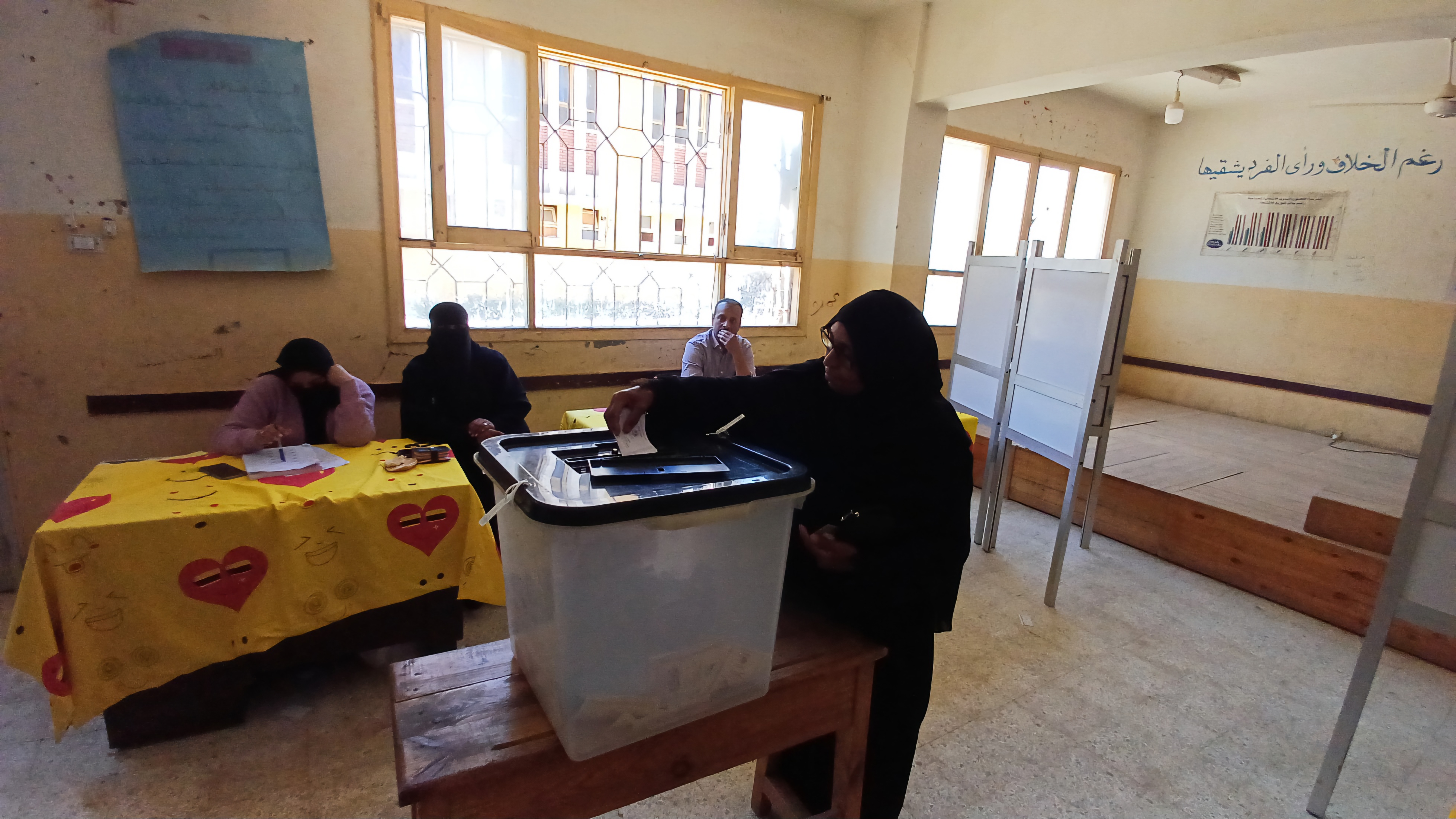 إقبال كبير على لجنة 14 بالمنصورية فى انتخابات مجلس النواب بأسوان (2)