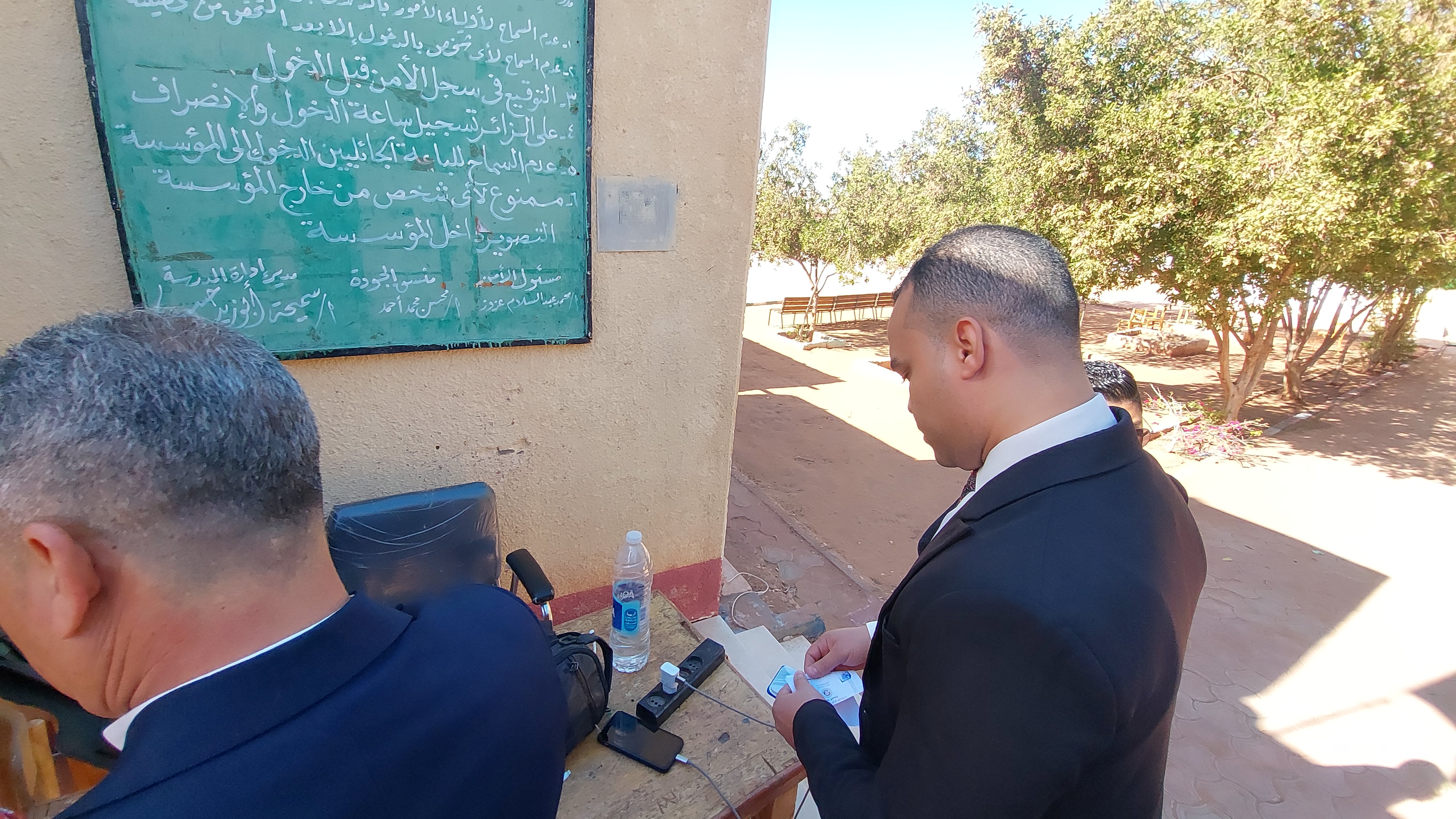 رئيس لجنة انتخابية بالوادى الجديد يخرج لناخبة من ذوى الهمم (4)