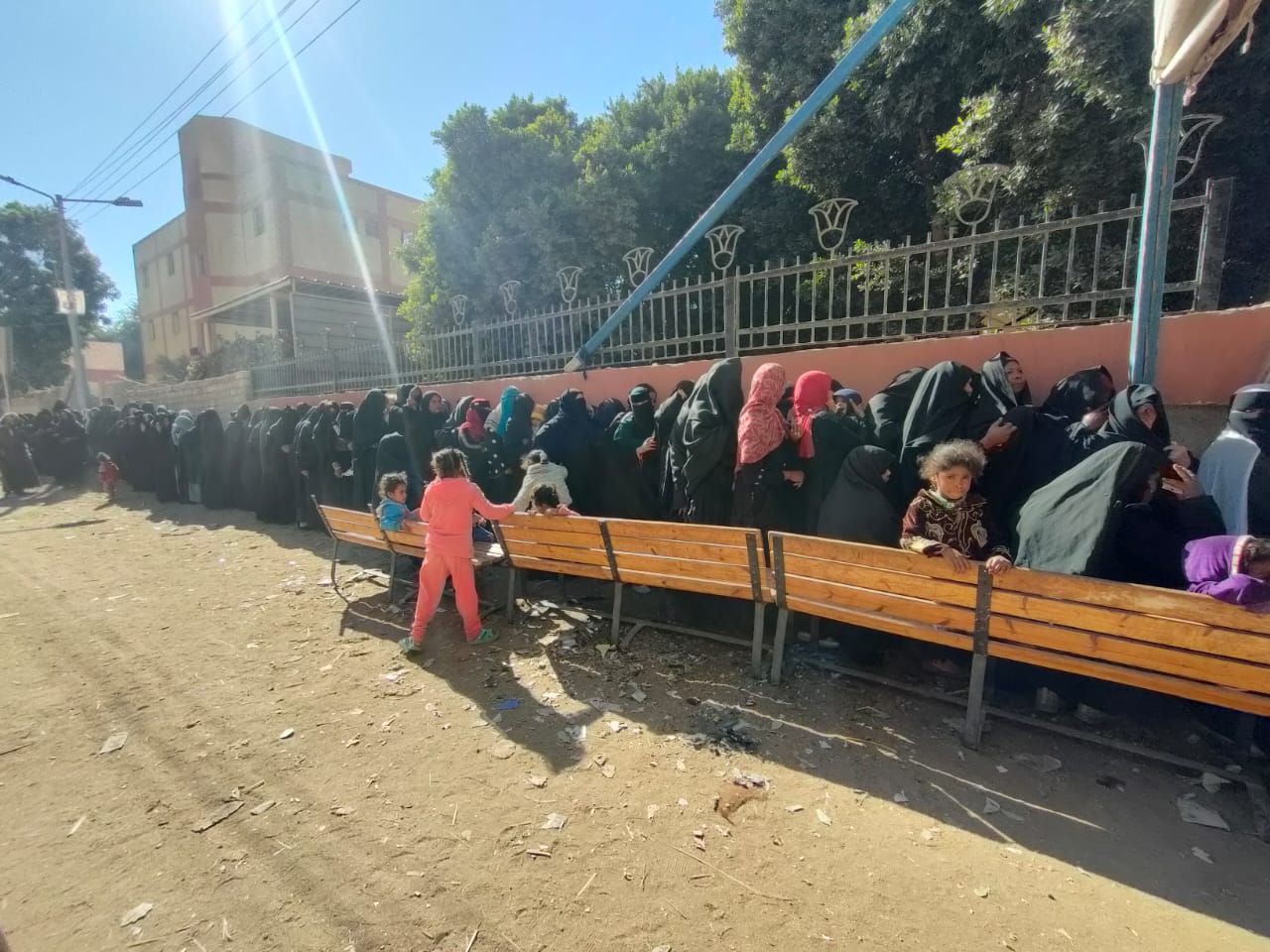 الإقبال النسائي الكبير فى لجان النجوع بحرى بإسنا