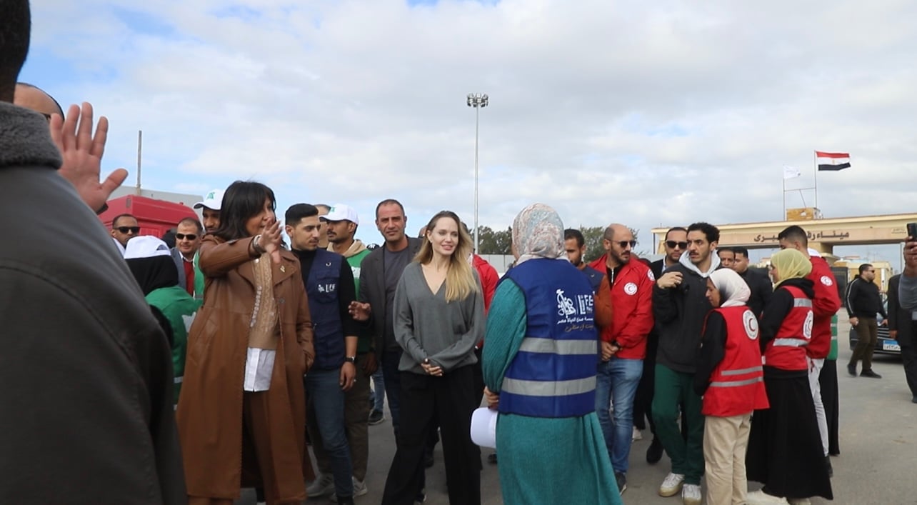 لقاء من متطوعي المساعدات امام معبر رفح لقاء من متطوعي المساعدات امام معبر رفح