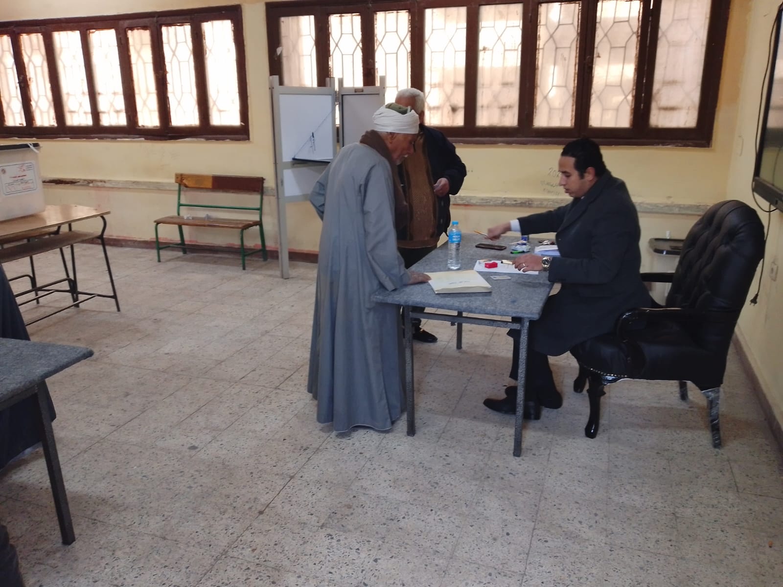 مسن ينهي إجاءات قيد صوته الانتخابي