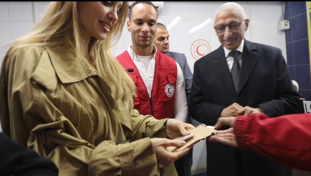 فتاه تهدي انجلينا قلاده التطوع فتاه تهدي انجلينا قلاده التطوع