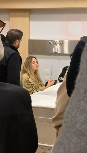 أنجيلينا جولي تتفقد المصابين في مستشفى المحور أنجيلينا جولي تتفقد المصابين في مستشفى المحور