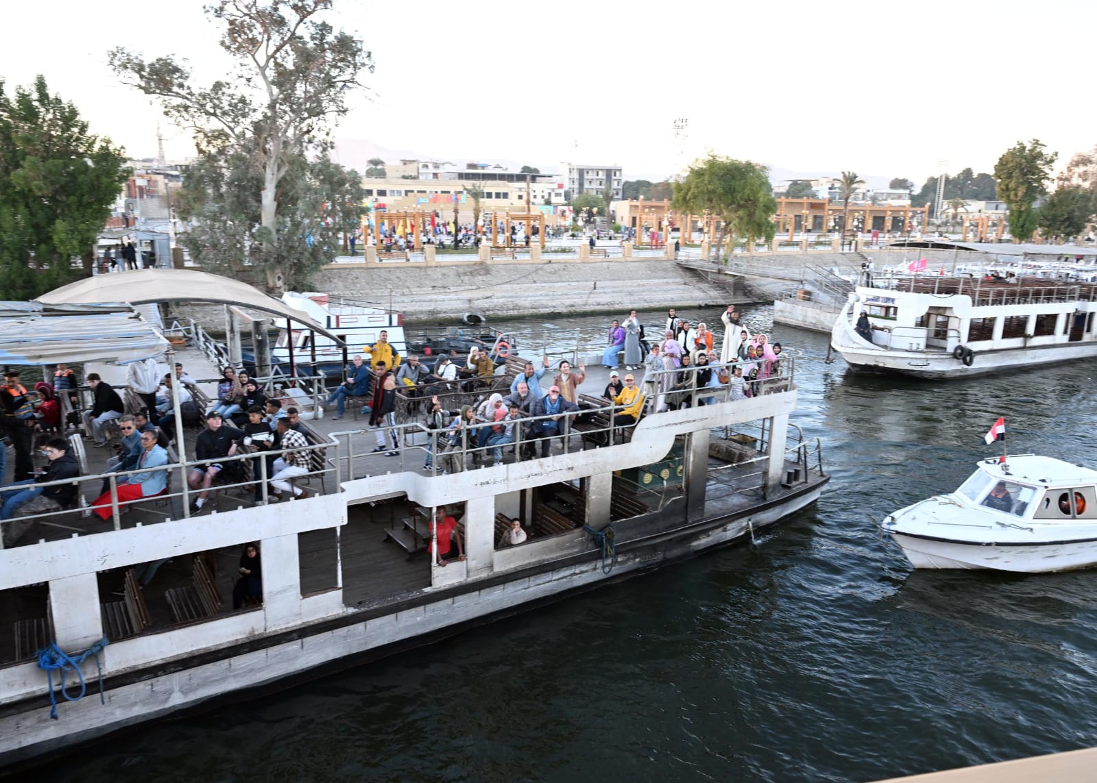 رئيس الوزراء يتفقد أعمال تطوير كورنيش النيل بالأقصر (2)