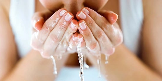 غسيل الوجه بالماء