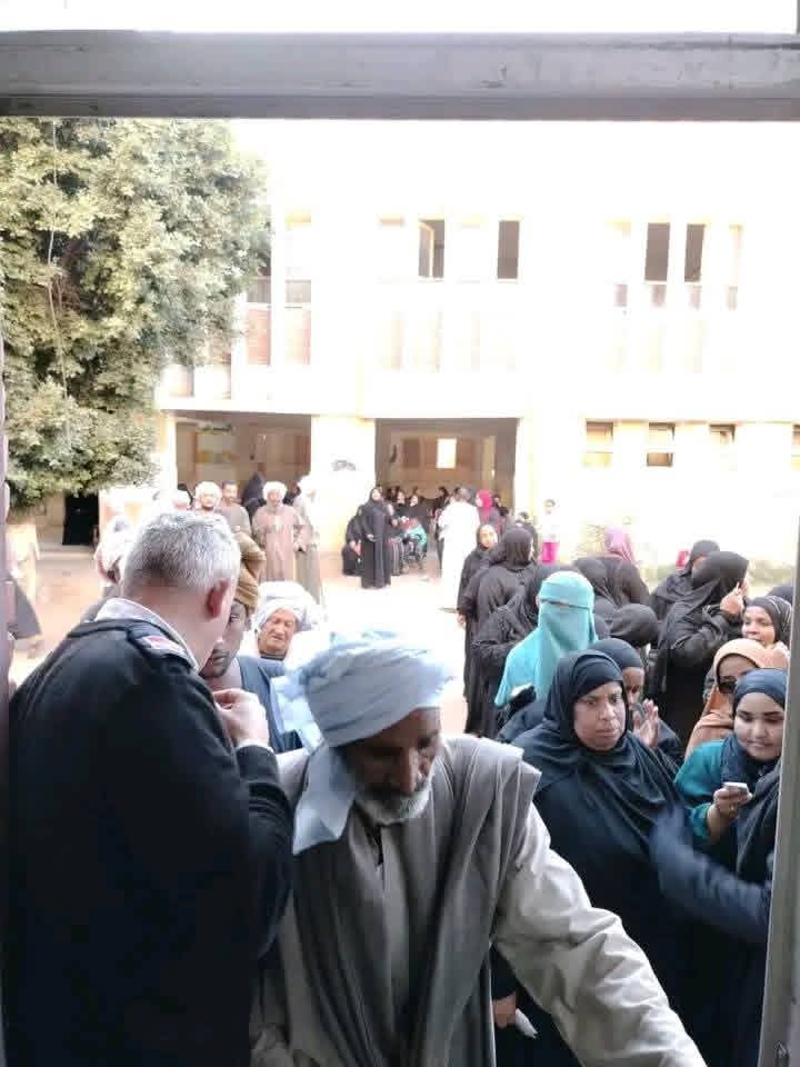 مرتديا الشال الصعيدي حرص علي التصويت 