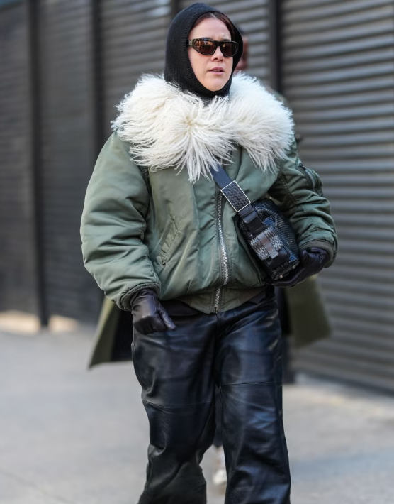 جاكت مع بنطال جلد 