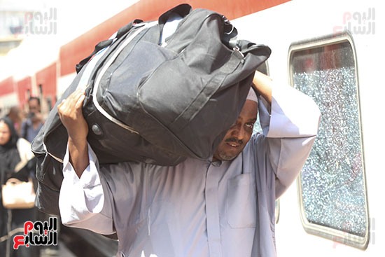 قطار عودة السودانيين طواعية ينطلق من محطة مصر إلى أسوان (16)
