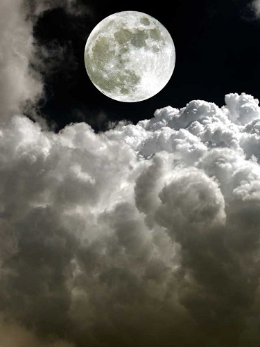 تفسير الحلم بالغيوم والقمر