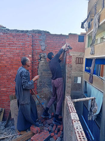 حي-المطرية-يوقف-أعمال-بناء-مخالف-ويقود-حملة-لإزالته-في-المهد-(4)