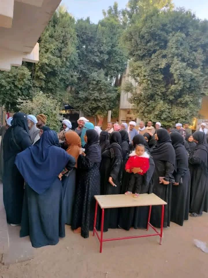 طفلة مع اسرتها امام اللجان