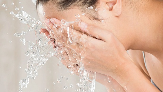 غسيل الوجه بالماء البارد