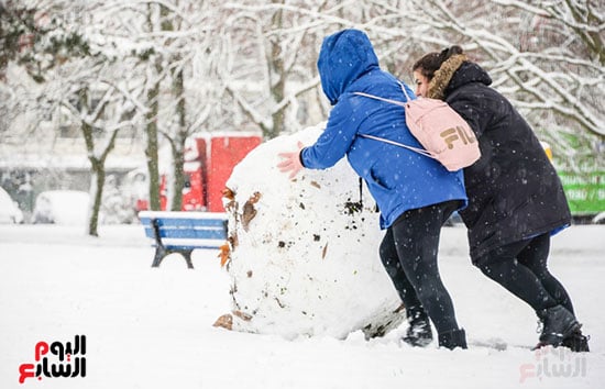 الثلج يكون كورة كبيرة ششكورة كبيرة تتكون من الثلج المتساقط