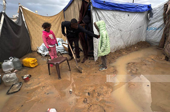 حياة صعبة يعشها النازحين فى غزة حياة صعبة يعشها النازحين فى غزة