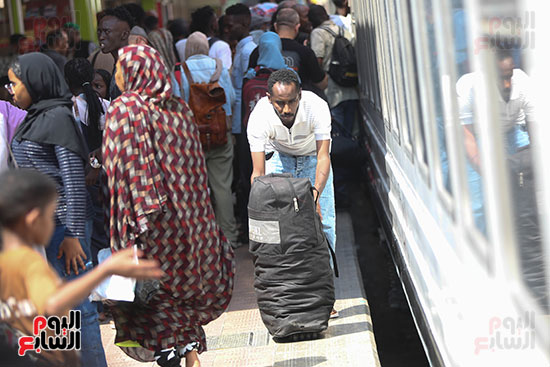 قطار عودة السودانيين طواعية ينطلق من محطة مصر إلى أسوان (11)