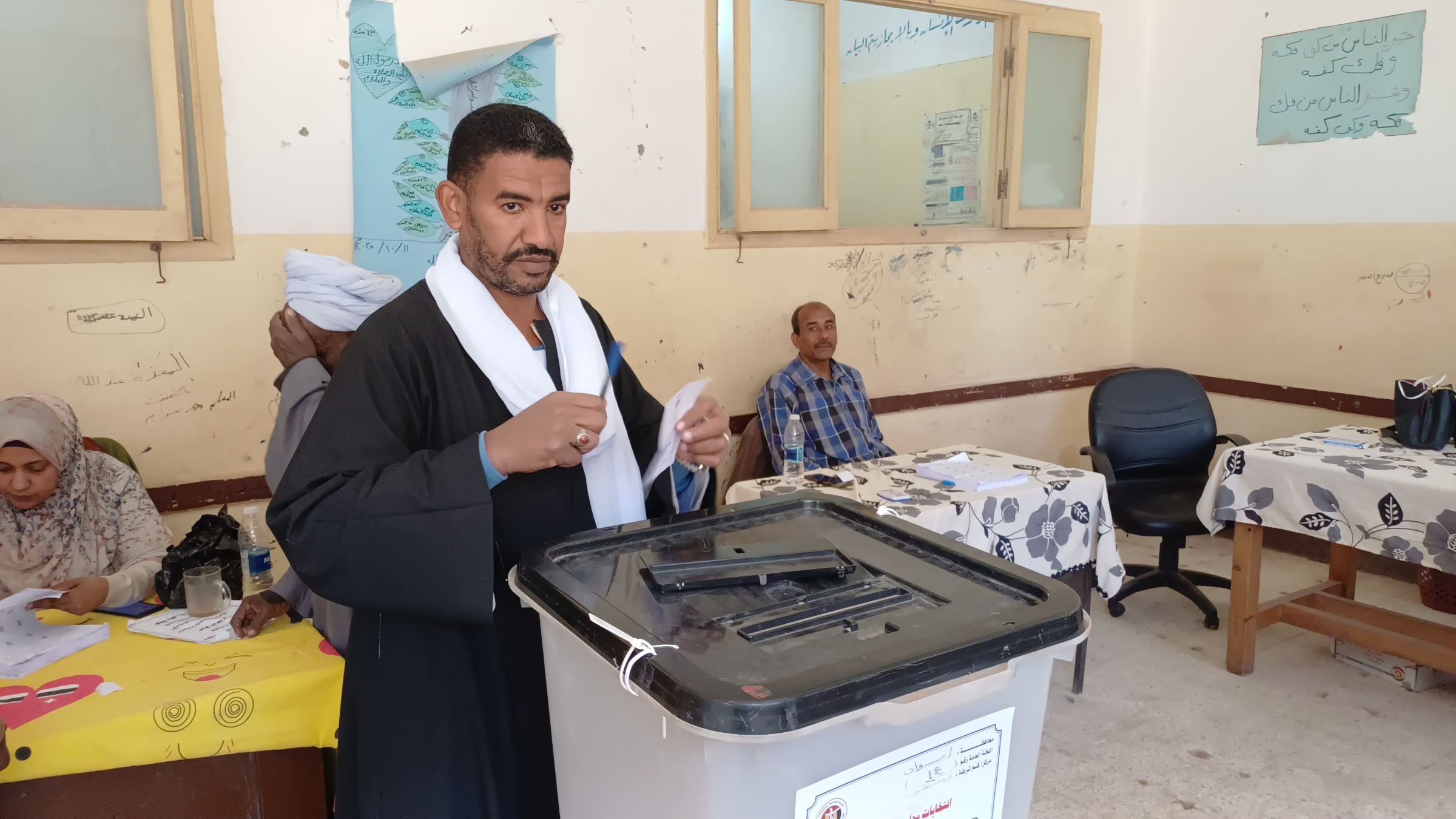 إقبال كبير على لجنة 14 بالمنصورية فى انتخابات مجلس النواب بأسوان (3)