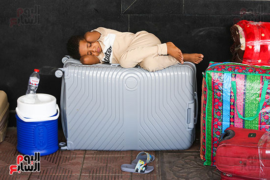 قطار عودة السودانيين طواعية ينطلق من محطة مصر إلى أسوان (10)