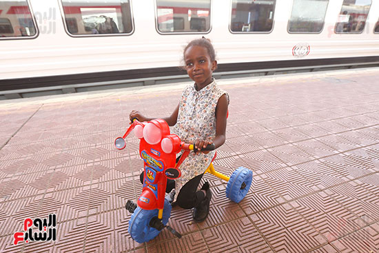 قطار عودة السودانيين طواعية ينطلق من محطة مصر إلى أسوان (13)