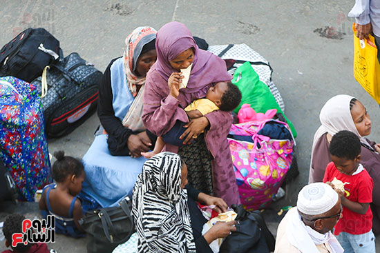قطار عودة السودانيين طواعية ينطلق من محطة مصر إلى أسوان (6)