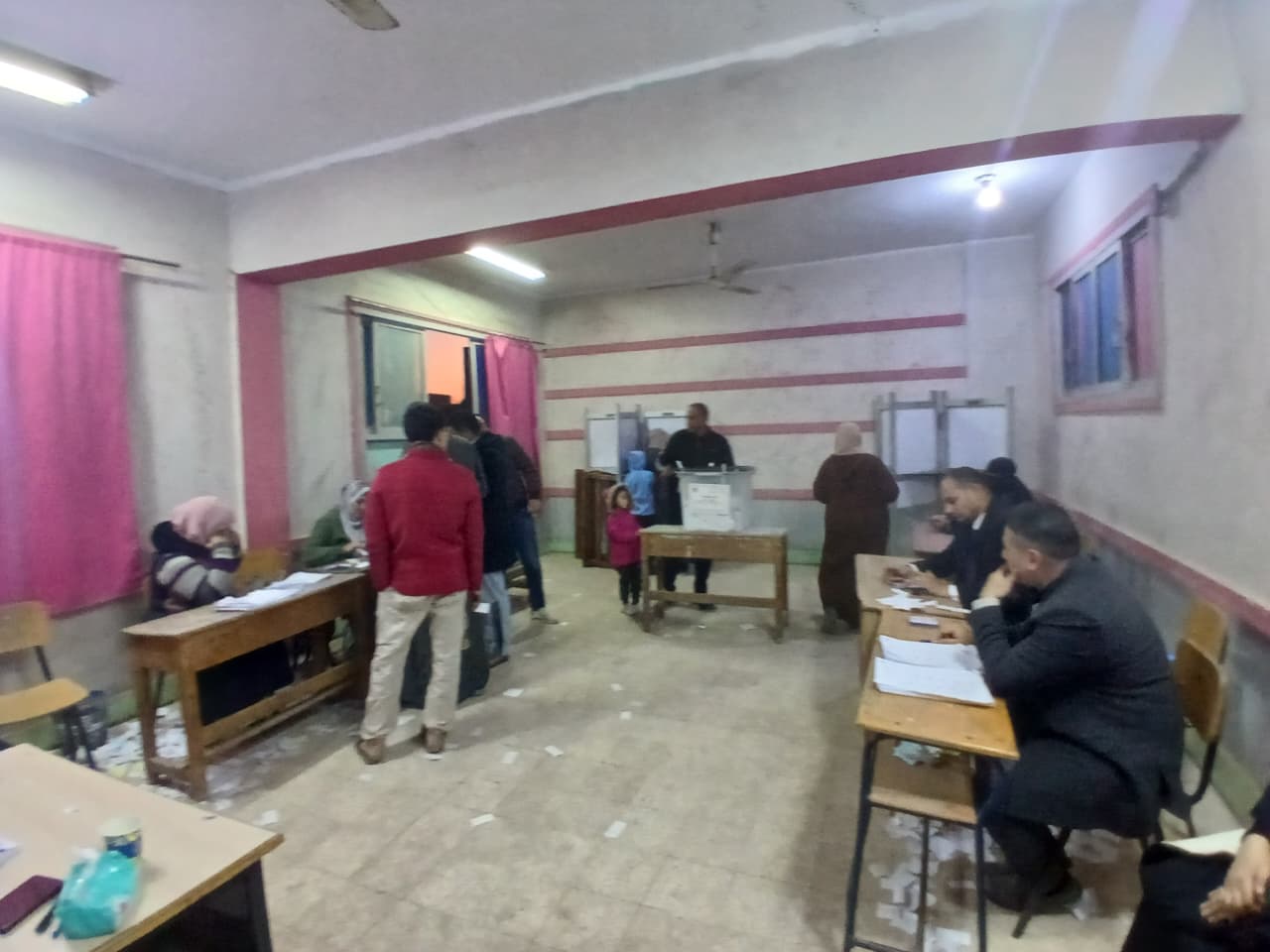 تزايد إقبال النساء على صناديق الاقتراع مساء اليوم الأول للتصويت