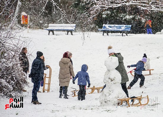 استمتاع زوار الحدائث الجليد