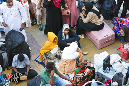 قطار عودة السودانيين طواعية ينطلق من محطة مصر إلى أسوان (1)