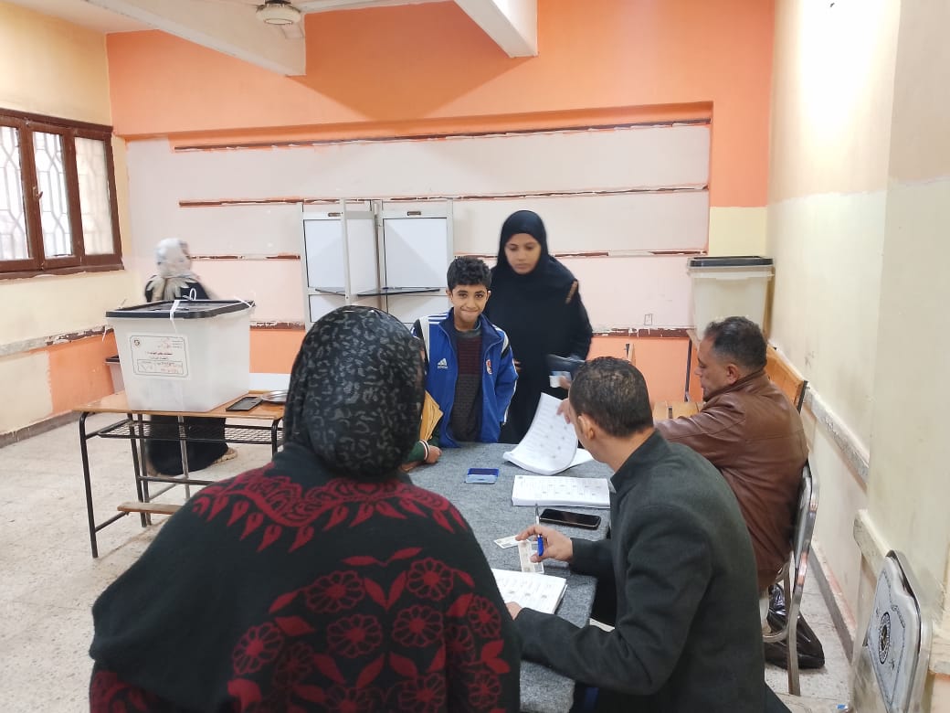 طفل مع والدته داخل لجنة الانتخابات