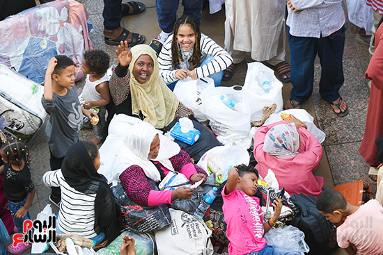 قطار عودة السودانيين طواعية ينطلق من محطة مصر إلى أسوان (4)