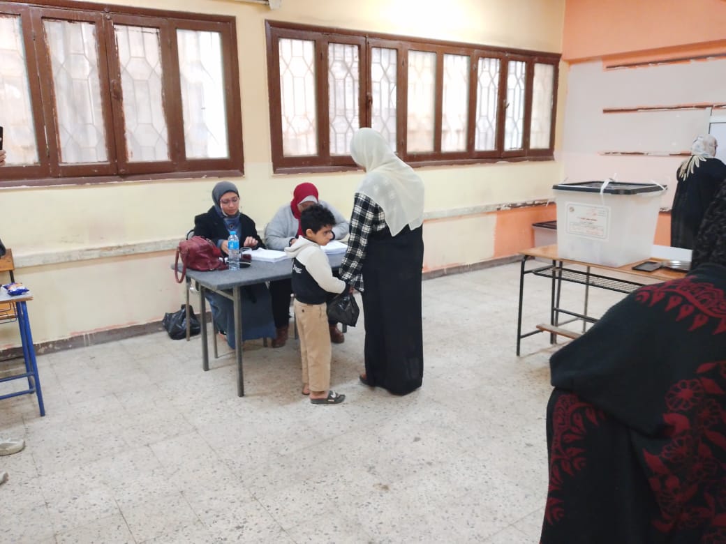 الأمهات تصطحب أطفالهن في الوراق