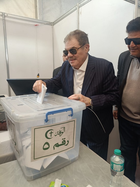 السيد البدوى يدلى بصوته في إنتخابات رئاسة الحزب (1)
