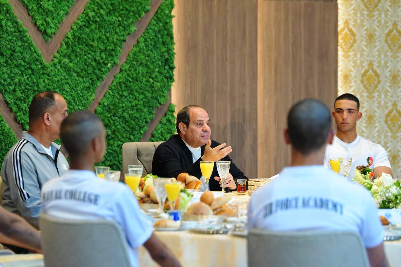 الرئيس السيسى مع طلاب الأكاديمية العسكرية الرئيس السيسى مع طلاب الأكاديمية العسكرية