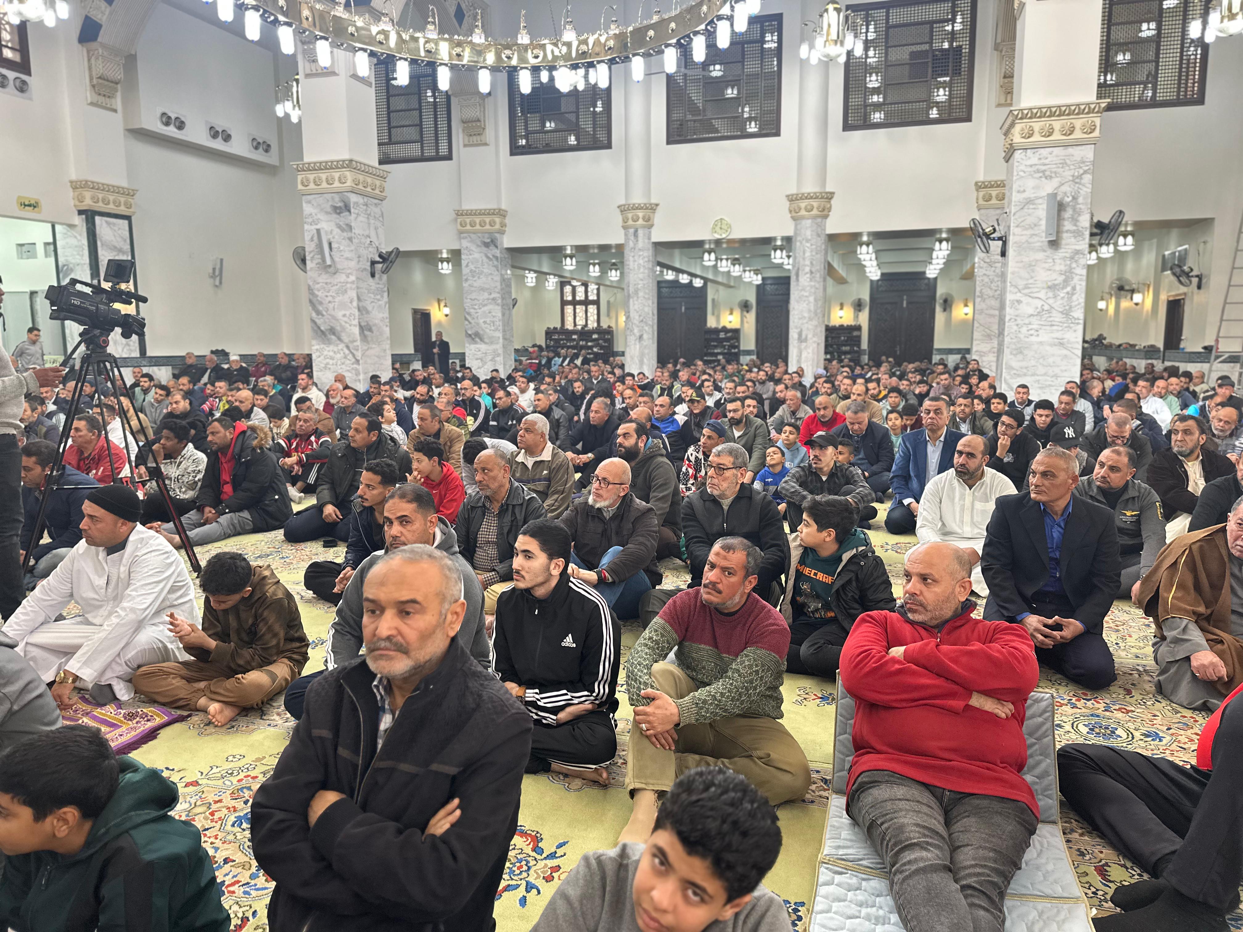 الحضور بالمسجد