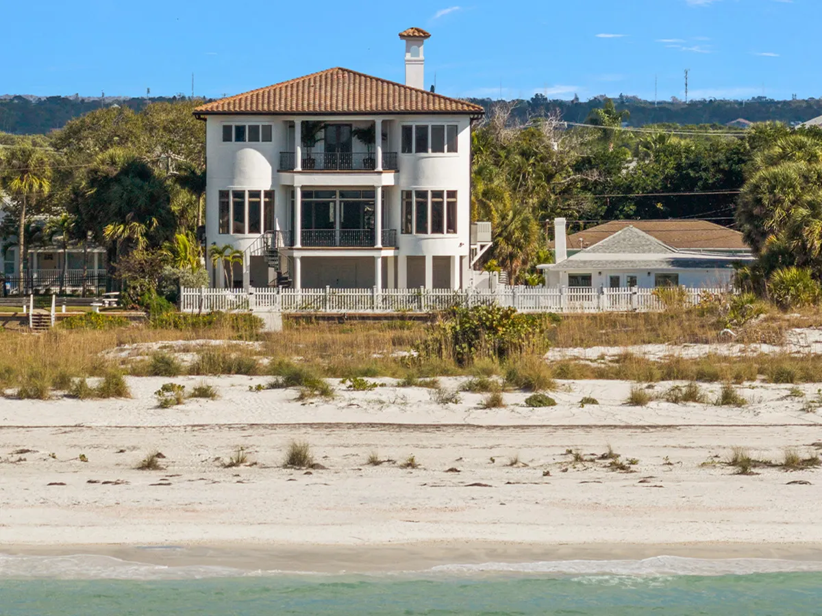 قصرة الأسطورة هوجان في فلوريدا قصرة الأسطورة هوجان في فلوريدا