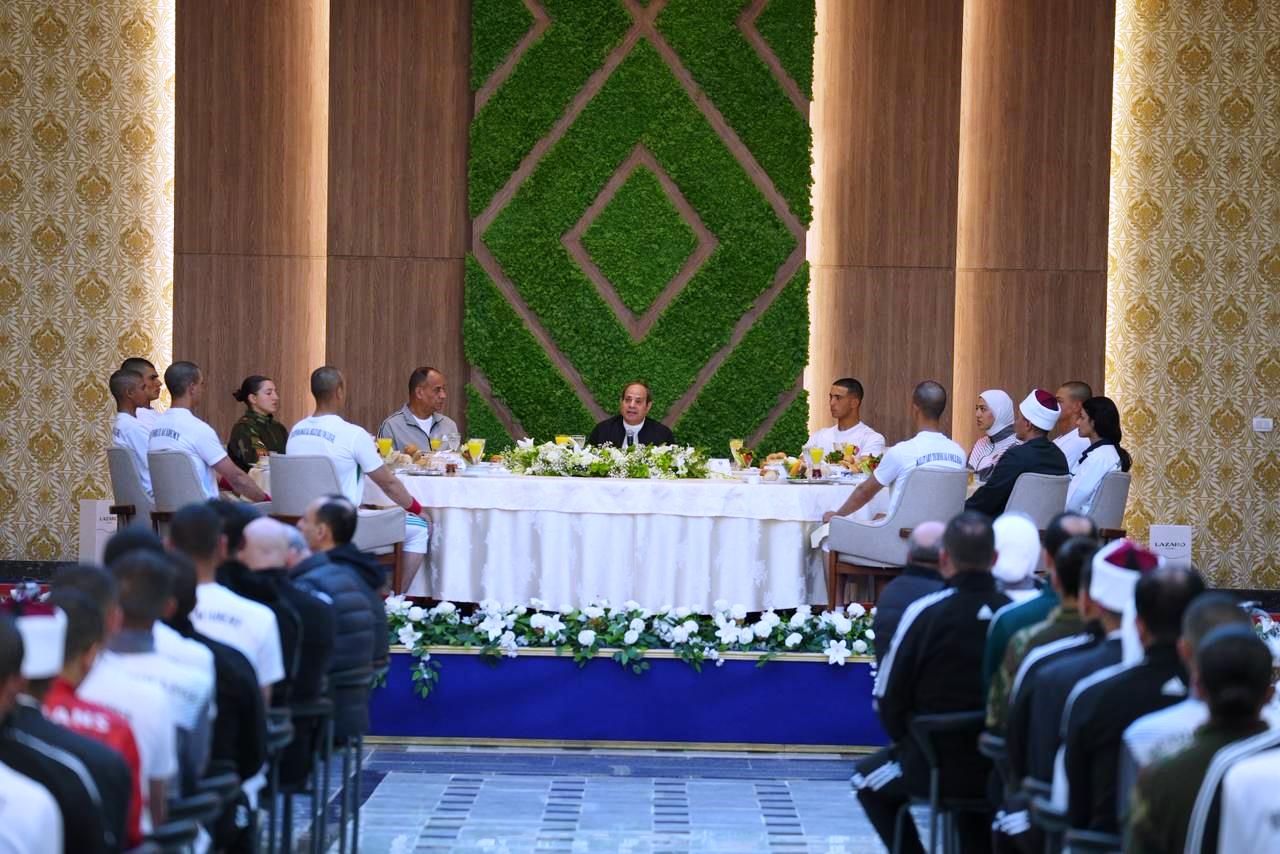 الرئيس السيسى مع طلاب الأكاديمية العسكرية (2)