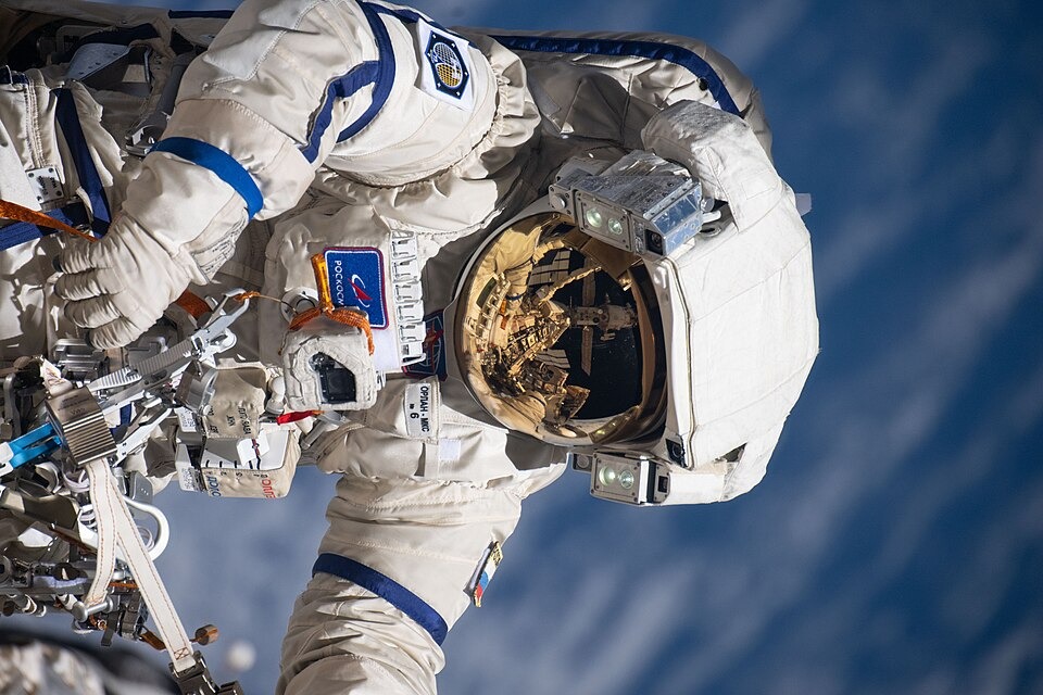 رائد الفضاء